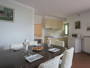 Tabelle, Möbel, Cabinetry, Stuhl, Holz, Beleuchtung, Interior Design, Flooring, Fussboden, Wohnzimmer