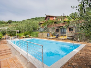 L'Eau, Ciel, Bâtiment, Plante, Propriété, Piscine, Nuage, Fenêtre, Bleu Azur, Arbre