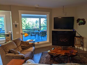 Living Room w/ TV and Fireplace
*Air Conditioned in Summer*
