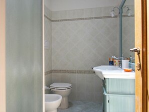 Luminaire Plomberie, Miroir, Évier, Bâtiment, Salle De Bains, Robinet, Violet, Siège De Toilette, Toilette