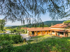 Pflanze, Himmel, Gebäude, Fenster, Baum, Natürliche Landschaft, Grundstueck, Holz, Hütte, Haus