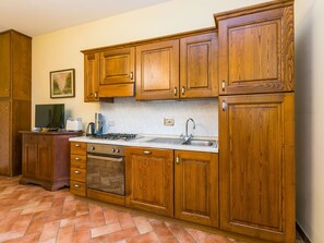 Cabinetry, Countertop, Gebäude, Eigentum, Zapfhahn, Möbel, Sinken, Schublade, Küche, Holz