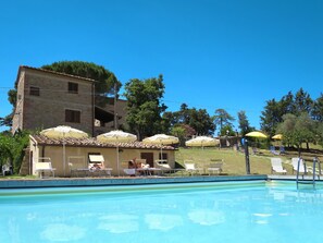 Wasser, Himmel, Pflanze, Schwimmbad, Baum, Schatten, Gebäude, Gartenmöbel, Stuhl, Regenschirm