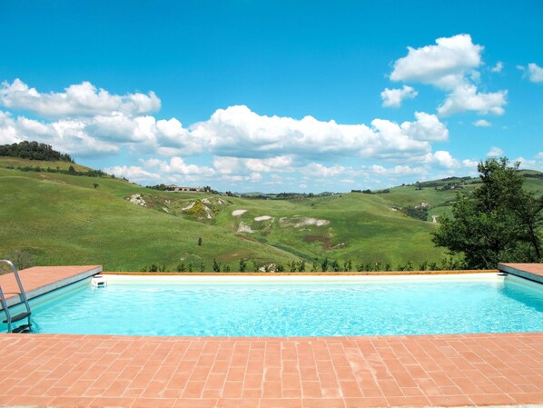 Wolke, Wasser, Himmel, Schwimmbad, Blau, Azurblau, Rechteck, Pflanze, Baum, Gras