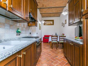Cabinetry, Countertop, Möbel, Zapfhahn, Sinken, Armatur, Holz, Küche, Interior Design, Flooring