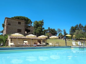 L'Eau, Ciel, Plante, Piscine, Arbre, Ombre, Bâtiment, Mobilier De Jardin, Chaise, Parapluie