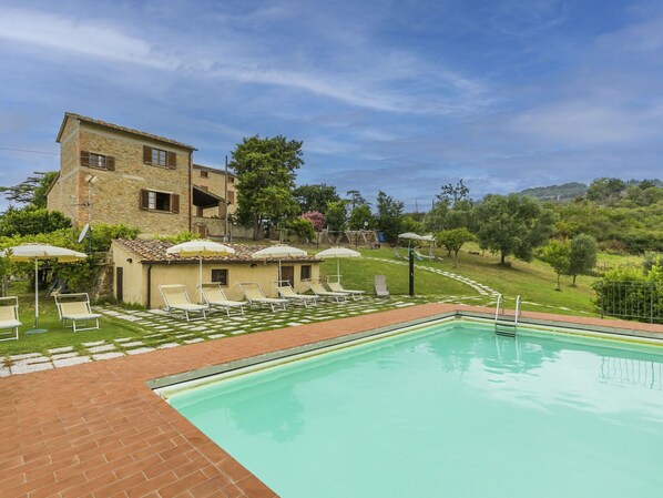 Agua, Cielo, Planta, Nube, Propiedad, Edificio, Piscina, Azur, Árbol, Ventana