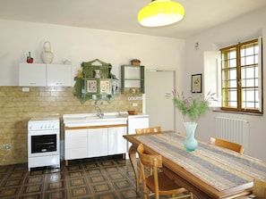 Zimmer, Countertop, Eigentum, Möbel, Küche, Cabinetry, Interior Design, Gebäude, Gelb, Fussboden