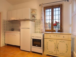 Cabinetry, Countertop, Furniture, Building, Window, Kitchen Appliance, Kitchen Stove, Kitchen, Wood, Gas Stove