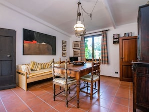 Bilderrahmen, Tabelle, Möbel, Holz, Beleuchtung, Interior Design, Cabinetry, Die Architektur, Flooring, Wohnzimmer