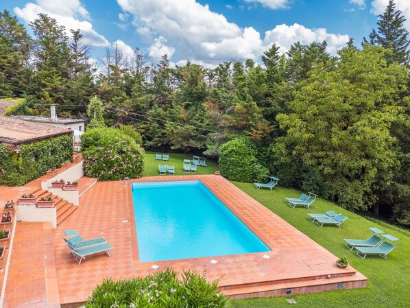 Water, Cloud, Plant, Building, Swimming Pool, Sky, Azure, Chair, Tree, Architecture