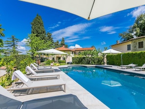 Schwimmbad, Wohngebiet, Zuhause, Gartenmöbel, Resort, Landscaping, Sonnenliege, Estate, Schatten, Regenschirm