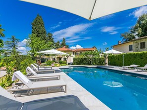 Schwimmbad, Wohngebiet, Zuhause, Gartenmöbel, Resort, Landscaping, Sonnenliege, Estate, Schatten, Regenschirm