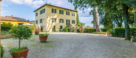 Cielo, Pianta, Costruzione, Nube, Proprietà, Finestra, Vaso Di Fiori, Manto Stradale, Pianta Della Casa, Casa