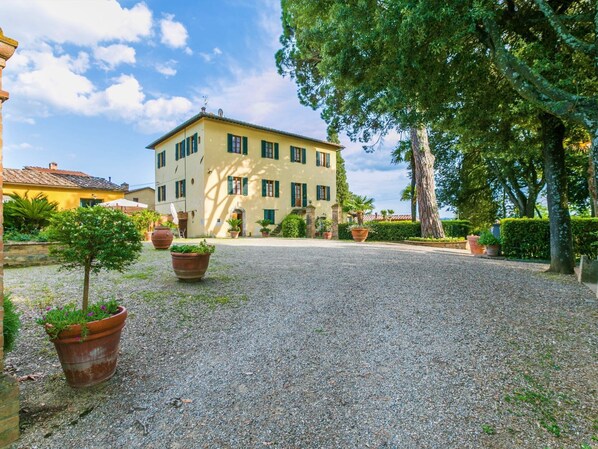 Sky, Plant, Building, Cloud, Property, Window, Flowerpot, Road Surface, Houseplant, House