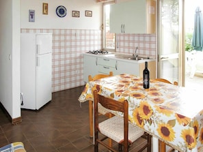 Cabinetry, Tabelle, Eigentum, Gebäude, Möbel, Flasche, Holz, Geschirr, Interior Design, Küche