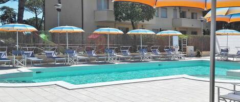 Water, Swimming Pool, Umbrella, Building, Light, Blue, Azure, Sunlounger, Shade, Outdoor Furniture