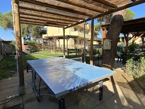 Pflanze, Möbel, Tabelle, Schatten, Holz, Gartenmöbel, Gebäude, Tisch Im Freien, Interior Design, Baum