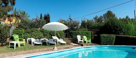 Water, Plant, Sky, Property, Umbrella, Swimming Pool, Tree, Azure, Shade, Outdoor Furniture