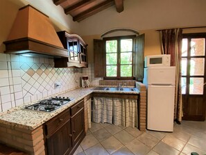 Countertop, Cabinetry, Eigentum, Fenster, Küche, Herd, Holz, Küchengerät, Interior Design, Fussboden