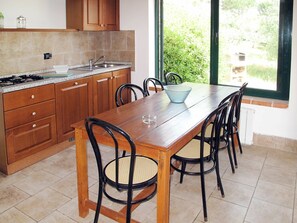 Countertop, Möbel, Zimmer, Küche, Eigentum, Cabinetry, Fussboden, Gebäude, Fliese, Tabelle