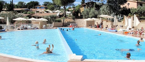 Acqua, Cielo, Piscina, Nube, Azzurro, Costruzione, Sedia, Albero, Tempo Libero, Immobiliare