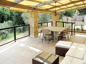 Tabelle, Pflanze, Eigentum, Möbel, Schatten, Gartenmöbel, Tisch Im Freien, Interior Design, Holz, Fussboden
