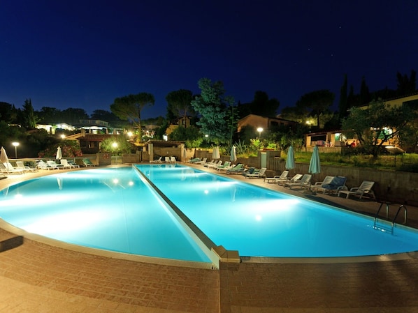 L'Eau, Plante, Ciel, Bâtiment, Piscine, Bleu Azur, Arbre, Maison, Mobilier De Jardin, Loisir