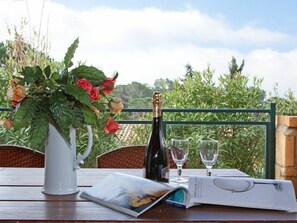 Nuage, Table, Propriété, Ciel, Vaisselle, Fleur, Meubles, Bouteille, Plante, Drinkware