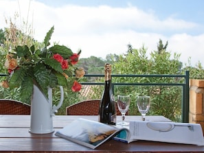 Nuage, Table, Propriété, Ciel, Vaisselle, Fleur, Meubles, Bouteille, Plante, Drinkware
