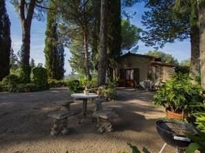 Plante, Bâtiment, Ciel, Arbre, Surface De La Route, Mobilier De Jardin, Ombre, Paysage Naturel, Herbe, Table