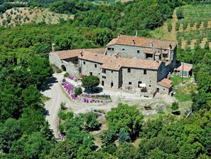 Gebäude, Pflanze, Baum, Natürliche Landschaft, Haus, Grundstueck, Landschaft, Ländliches Gebiet, Hütte, Bergstation
