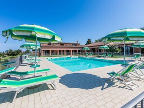 L'Eau, Ciel, Piscine, Plante, Bâtiment, Parapluie, Balancelle, Bleu Azur, Mobilier De Jardin, Ombre