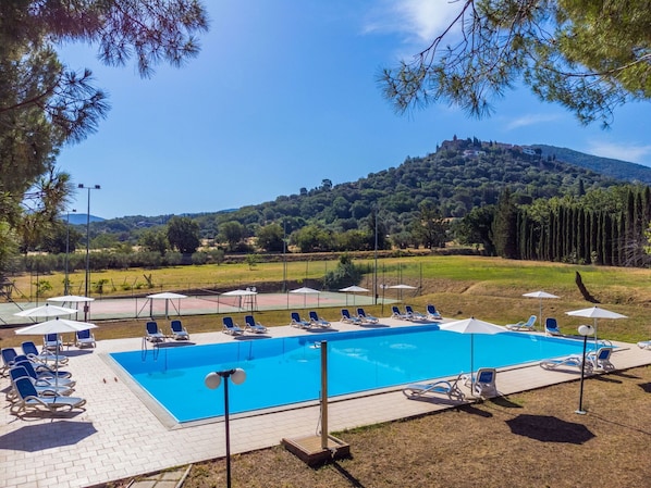 L'Eau, Ciel, Propriété, Plante, Nuage, Piscine, Chaise, Bleu Azur, Ombre, Arbre