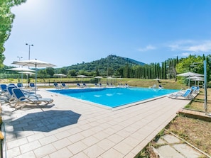 Ciel, L'Eau, Piscine, Bâtiment, Chaise, Arbre, Mobilier De Jardin, Plante, Ombre, Balancelle