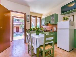 Cabinetry, Möbel, Countertop, Eigentum, Tabelle, Pflanze, Stuhl, Zimmerpflanze, Küche, Holz