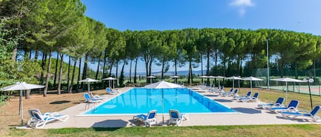 Ciel, L'Eau, Nuage, Plante, Bleu Azur, Ombre, Piscine, Lot Terre, Herbe, Arbre