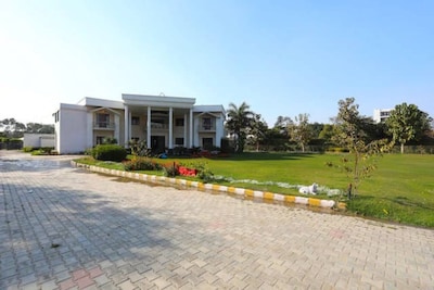 Farmhouse for Parties and Events - Lush Green Lawns