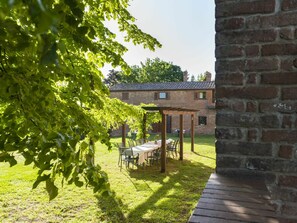 Pflanze, Himmel, Möbel, Fenster, Gebäude, Baum, Schatten, Grundstueck, Gras, Hütte