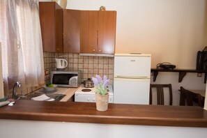 Erikousa villa 6 - kitchen