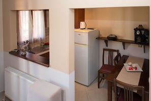 Erikousa villa 7- kitchen and dining area