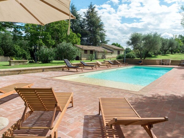 L'Eau, Propriété, Ciel, Plante, Arbre, Nuage, Ombre, Mobilier De Jardin, Piscine, Herbe