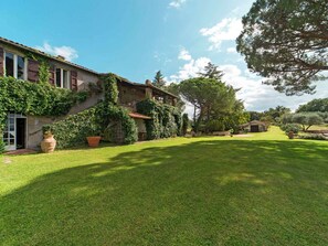 Grass, Property, Land Lot, Garden, Real Estate, Lawn, House, Residential Area, Home, Yard