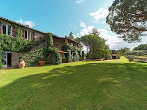 Grass, Property, Land Lot, Garden, Real Estate, Lawn, House, Residential Area, Home, Yard