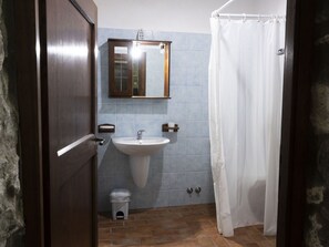 Miroir, Marron, Robinet, Luminaire Plomberie, Évier, Propriété, Lavabo, Bâtiment, Salle De Bains, Violet