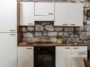 Braun, Cabinetry, Countertop, Eigentum, Möbel, Weiss, Gebäude, Küche, Küchengerät, Geschirr