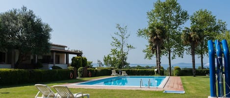 Ciel, L'Eau, Plante, Propriété, Piscine, Arbre, Bâtiment, Ombre, Mobilier De Jardin, Herbe