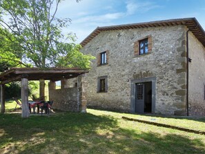 Nuage, Ciel, Fenêtre, Plante, Bâtiment, Lot Terre, Arbre, Chalet, Herbe, Zone Rurale
