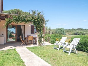 Plante, Ciel, Fleur, Meubles, Table, Bâtiment, Chaise, Lot Terre, Mobilier De Jardin, Porte