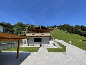 Ciel, Plante, Bâtiment, Arbre, Maison, Ombre, Loisir, Herbe, Nuage, Paysage